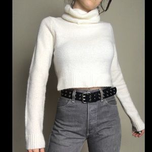 WHITE CROPPED TURTLENECK